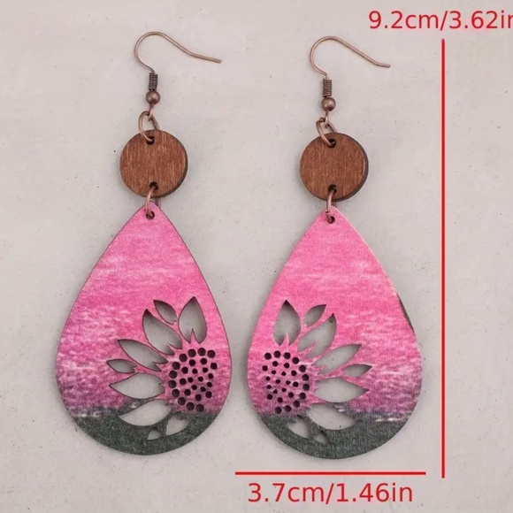 NWT! Beautiful Boho Gradient Green Teardrop Shaped Pierced Floral Earrings! - Picture 3 of 3
